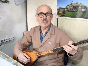71-yasindaki-saz-ustasi-rasim-caparoglu-bu-meslek-benim-yasama-nedeni-wvKgMqlt.jpg