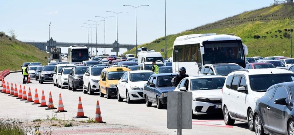 Kurban Bayramı tatilinin son gününde İstanbul-İzmir Otoyolu'nda dönüş yoğunluğu sürüyor