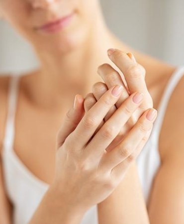 Yaşlanmanın etkileri boyun ve ellerde de görülebilir