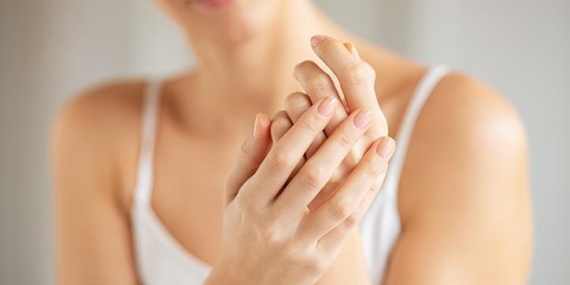 Yaşlanmanın etkileri boyun ve ellerde de görülebilir