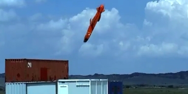 Yerli motorlu SOM füzesi hedefi tam isabetle vurdu