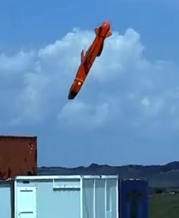 Yerli motorlu SOM füzesi hedefi tam isabetle vurdu